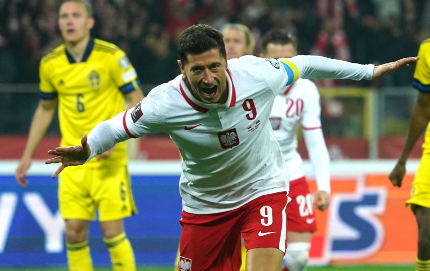 Лидер сборной Польши, форвард мюнхенской «Баварии» Роберт Левандовский празднует победный гол с пенальти против команды Швеции (2:0) | afp. 