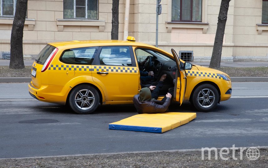 По сюжету, американский шпион выпадает из машины. Фото Игорь Акимов, "Metro"