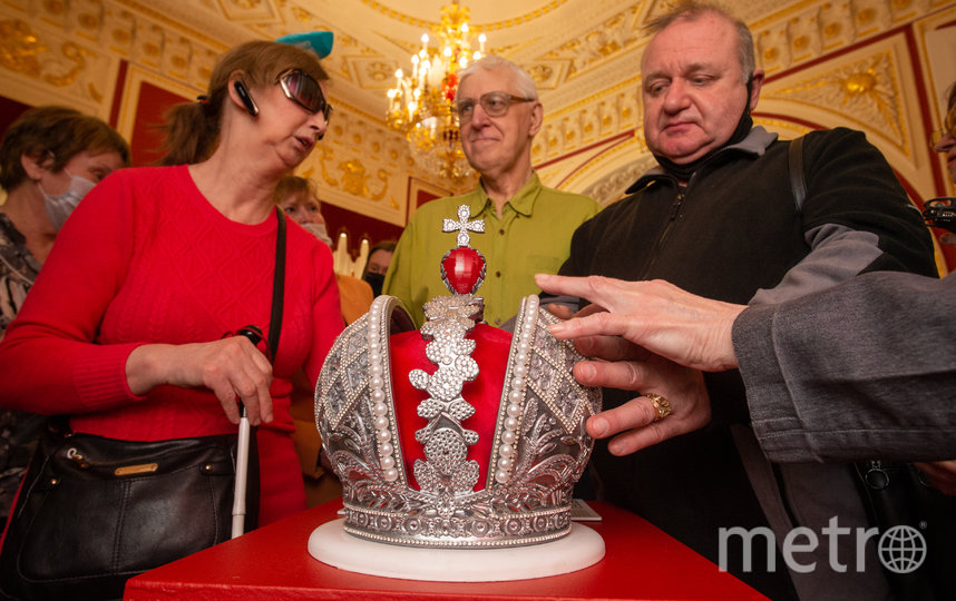 Посетители музея смогли узнать: какова на ощупь корона Российской империи. Фото Игорь Акимов , "Metro"