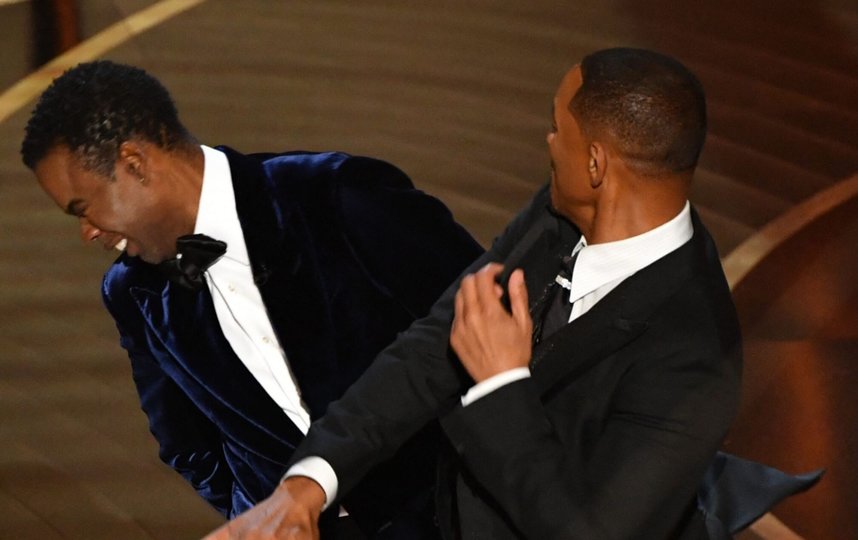 Уилл Смит дал пощечину комику Крису Року во время церемонии награждения премии "Оскар". 