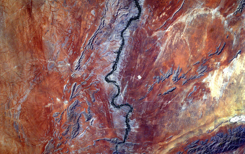 Песчаные дюны, солнечная электростанция и Оранжевая река. Фото NASA.