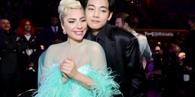 Lady Gaga и Ви (Ким Тхэхён) из южнокорейской группы BTC на церемонии Grammy.