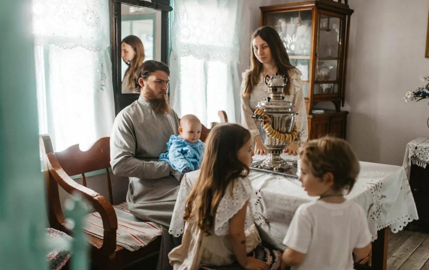 Священник Николай Бабкин в кругу своей семьи. KRiSTiNABOLTENKOVAA / Фото из личного архива. 