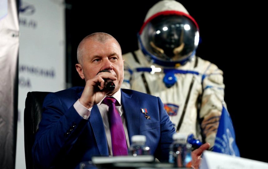 Благодаря Олегу Новицкому флаг МФЮА побывал в космосе | Vladimir Kalkutin |  Пресс-служба МФЮА. 