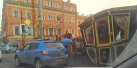 В Петербурге машина столкнулась с каретой 