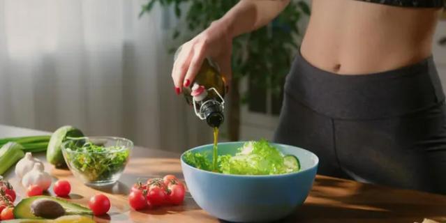 Замена жирной, солёной и сладкой еды на свежие овощи или фрукты поможет справиться с проблемой. Shutterstock.