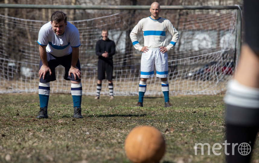 Футбольную форму шили на заказ, а ботинки дали ребята из фильма "11 молчаливых мужчин" Алексея Пиманова. Фото Игорь Акимов, "Metro"
