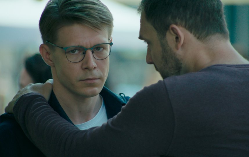 Хакер (Никита Ефремов) и майор ФСБ (Денис Шведов) договариваются о сотрудничестве | кадр из сериала(18+). 
