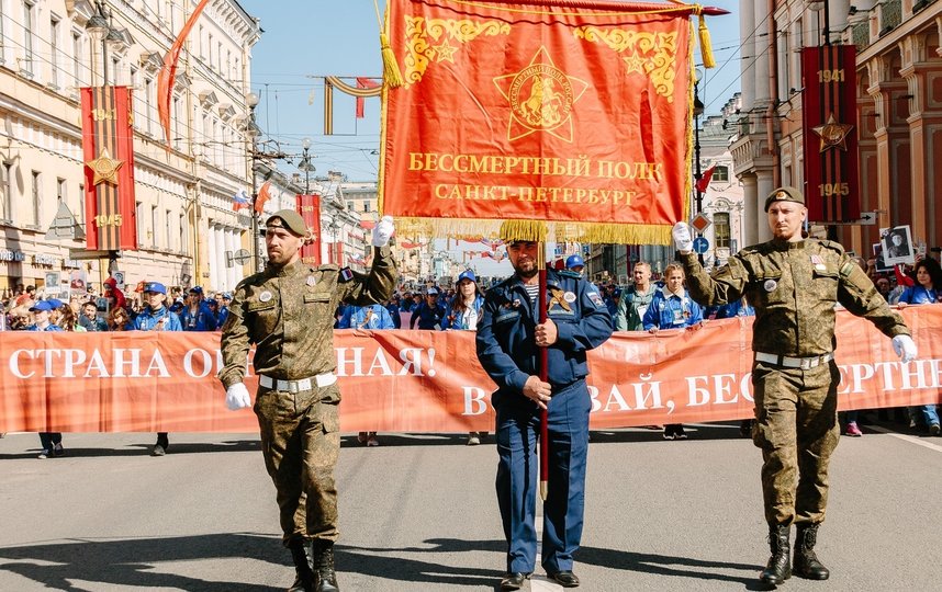 На этот раз на растяжке в честь Дня Победы, традиционно вывешиваемой на Дворцовой площади, добавится буква "Z". Фото https://www.polkrf.ru