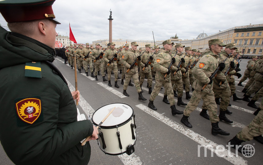 В ходе репетиции по Дворцовой площади торжественным маршем прошли несколько тысяч человек. Фото Игорь Акимов, "Metro"