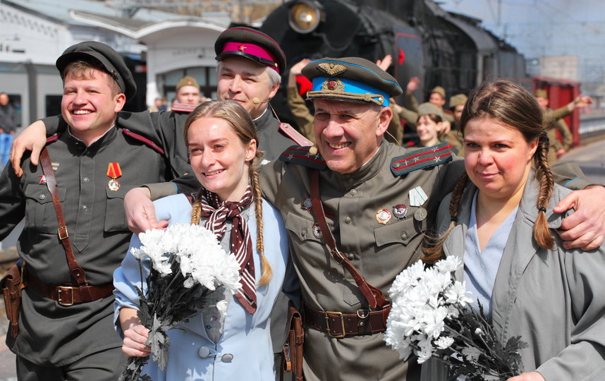 На вокзале состоялось театрализованное представление, и была воссоздана праздничная атмосфера послевоенного времени. Фото gov.spb.ru
