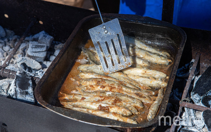 Множество гостей приходит на праздник, чтобы попробовать огуречную рыбку, приготовленную по старому петровскому рецепту. Фото Игорь Акимов, "Metro"