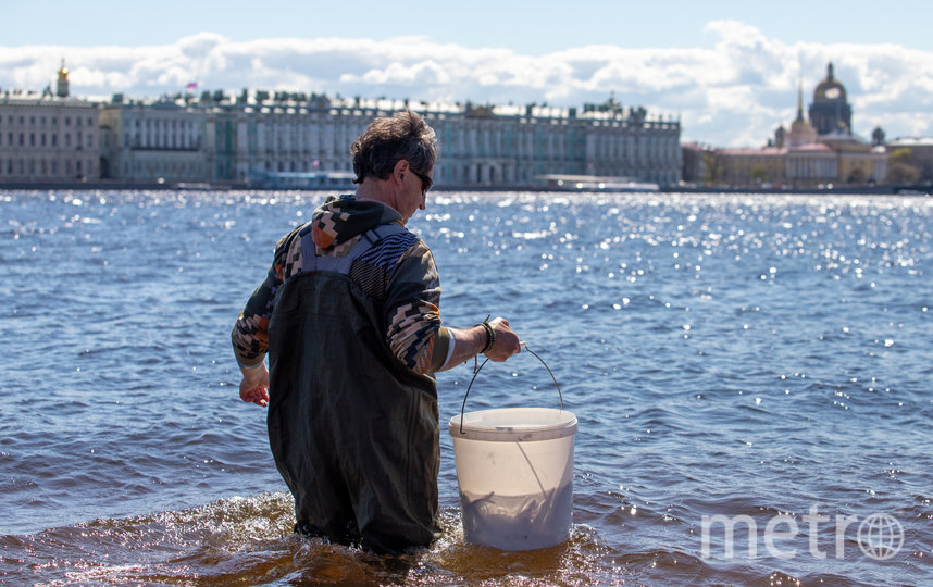 Специально для мероприятия рыбаки выловили несколько тонн корюшки. Фото Игорь Акимов, "Metro"