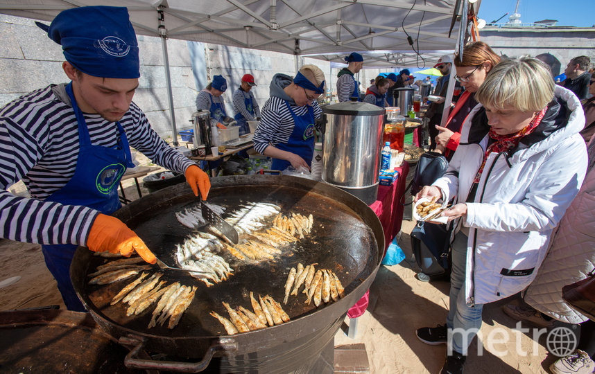 В этом году традиционный фестиваль корюшки пройдет 14 и 15 мая на пляже Петропавловской крепости. Фото Игорь Акимов, "Metro"