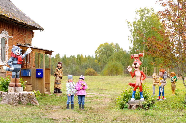 В деревне Простоквашино можно встретить героев известного мультфильма | фото предоставила Ольга Волычева. 