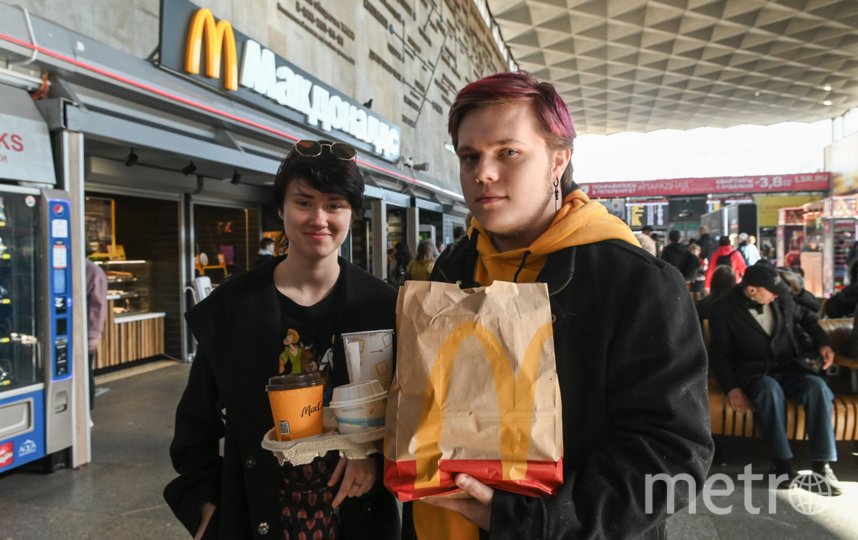 Петербуржцы стоят в очереди, чтобы в последний раз насладиться картошкой фри и чизбургерами. Фото Игорь Акимов., "Metro"