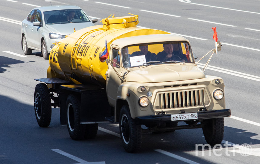 В центре Северной столицы прошёл крупнейший в России парад ретротранспорта. Фото Игорь Акимов, "Metro"