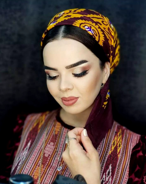 Жительницы Туркменистана часто носят закрытую одежду, потому что это дань уважения национальному костюму.  Но сегодня они всё чаще «компенсируют» это макияжем, маникюром и уколами красоты. соцсети. 