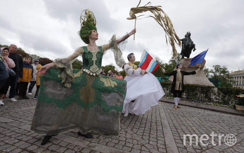 К Медному всадники возложили цветы и устроили возле памятника костюмированное шоу. Фото Игорь Акимов, "Metro"
