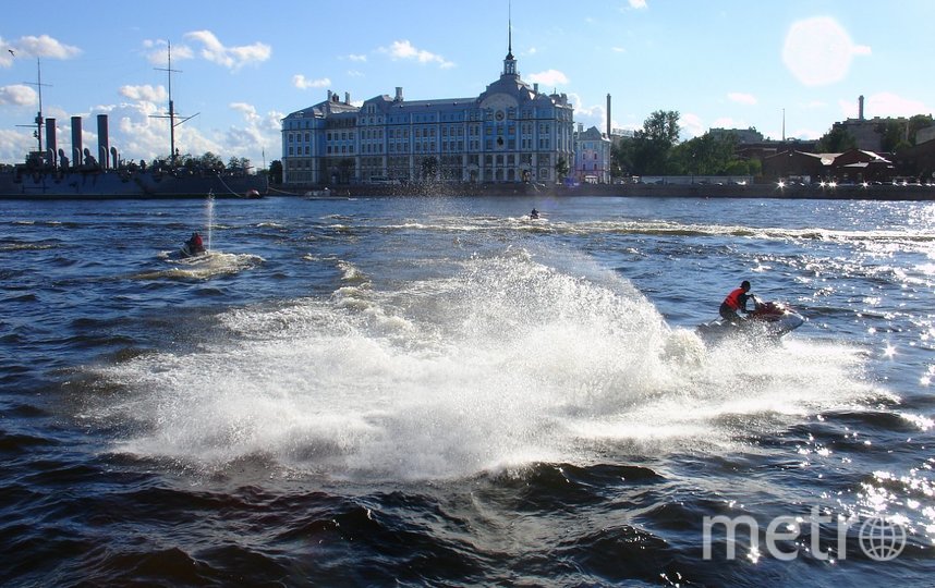 150 петербургских аквабайкеров прошли по рекам и каналам города