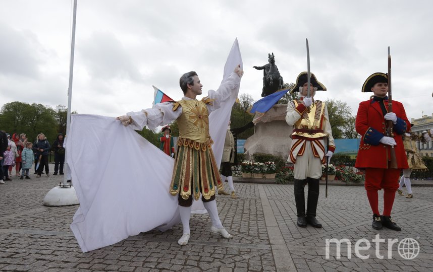 У Медного всадника прошло костюмированное шоу, участники которого были одеты в наряды XVIII века. Фото Игорь Акимов, "Metro"