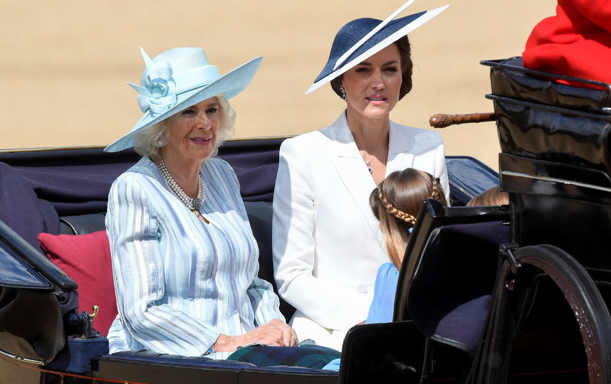 Камилла, герцогиня Корнуольская, и Кэтрин, герцогиня Кембриджская, едут в карете во время парада.. Фото Getty