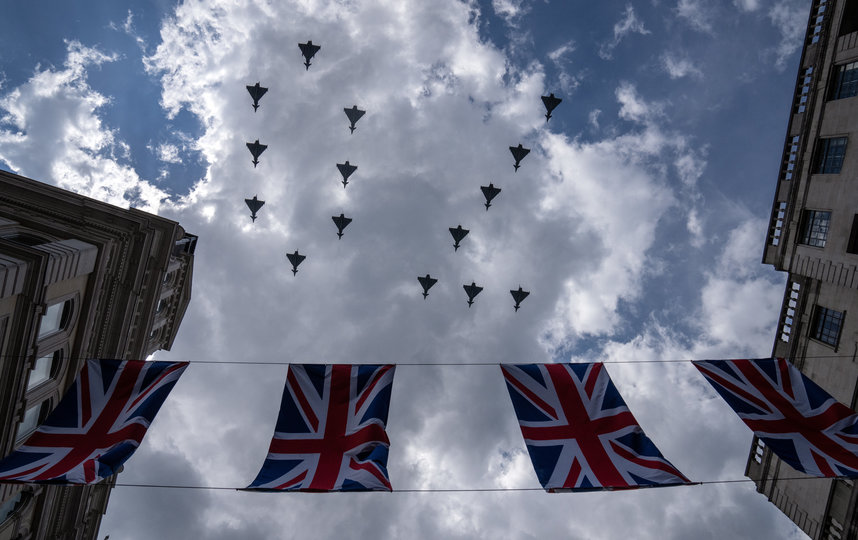 Самолеты Королевских ВВС изобразили в воздухе цифру 70. Фото Getty