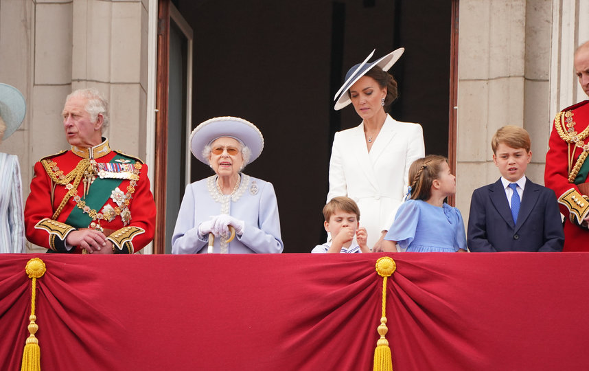 Члены королевской семьи наблюдают с балкона Букингемского дворца за церемонией. Фото Getty