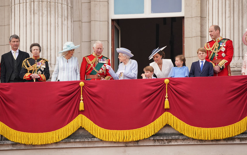 Члены королевской семьи наблюдают с балкона Букингемского дворца за церемонией. Фото Getty