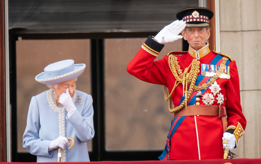 Королева Елизавета II и принц Эдвард, герцог Кентский, наблюдают с балкона Букингемского дворца за церемонией. Фото Getty