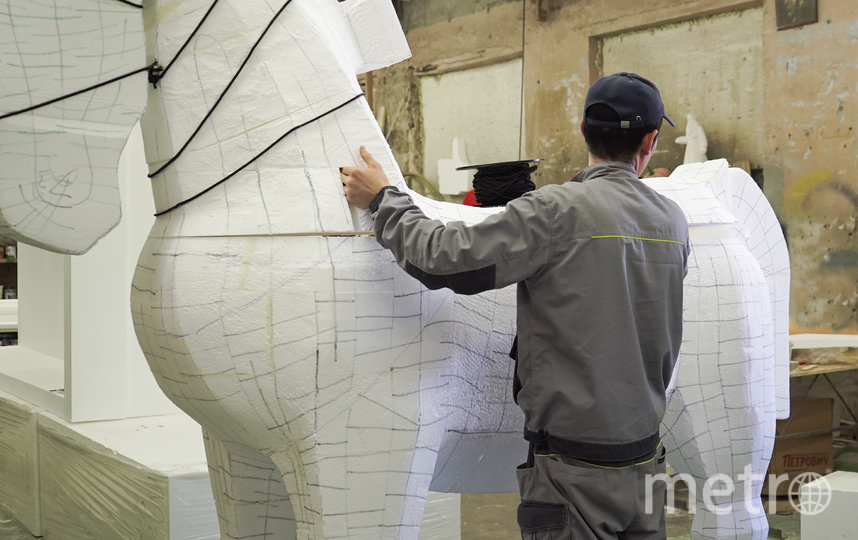 Сначала художники создали коня из пенопласта, а после обшили его металлом. Фото Интернет медиа "Новый Петербург", "Metro"