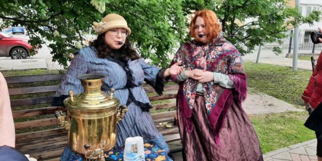Купчихи Колмагорова и Колоколникова встречают в Тюмени гостей и угощают чаем с конфетами.