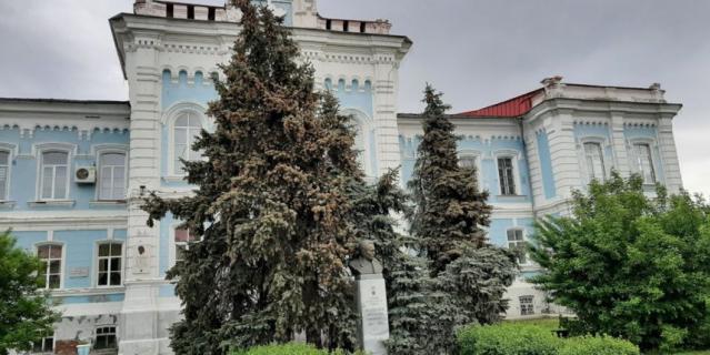 В этом здании во время второй мировой войны хранили тело Ленина.