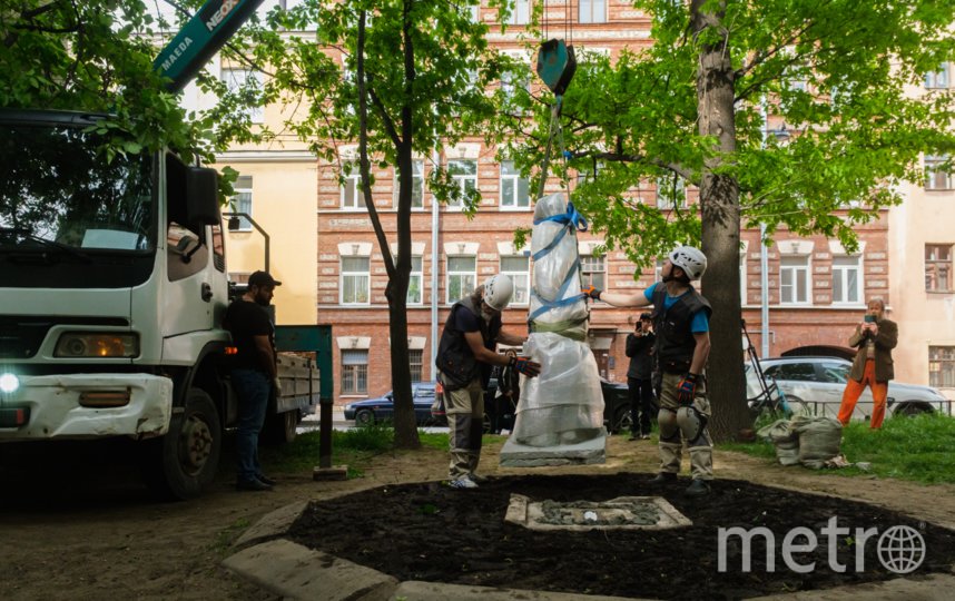 Так проходил процесс установки памятника после реставрации. Фото Алена Бобрович, "Metro"