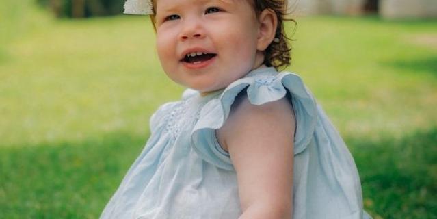 Меган Маркл и принц Гарри поделились свежими фото годовалой дочери Лилибет Дианы.