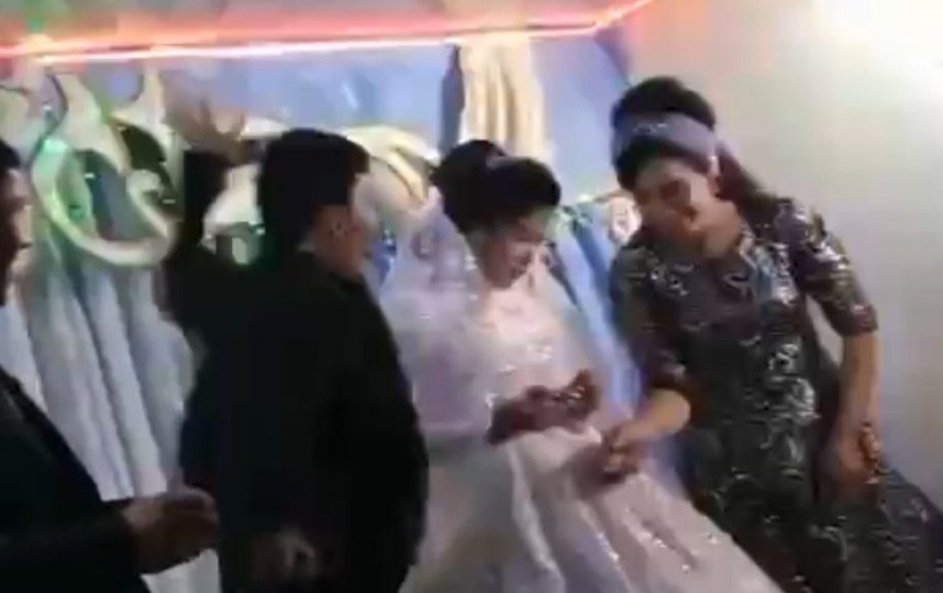 Соцсети облетело видео из Узбекистана, на котором жених ударил невесту после того, как она обыграла его в конкурсе. Фото соцсети