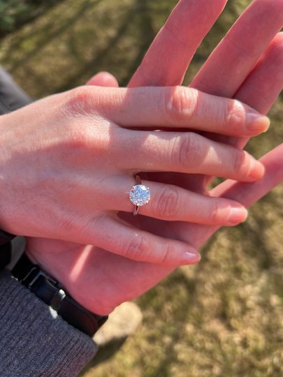 Дмитрий подарил Лене помолвочное кольцо с бриллиантом в три карата. Фото vk.com/lenakatina