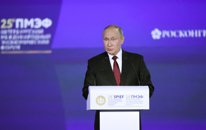 Путин выступает на пленарном заседании ПМЭФ-2022. Фото Бобылев Сергей/ТАСС
