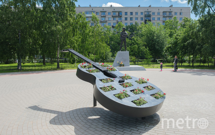 Ещё одно новое место – памятник Виктору Цою (работа скульптора Матвея Макушкина) и его гитаре рядом со станцией метро 