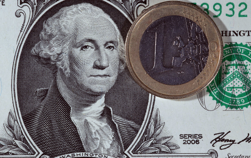 Сбер и ВТБ перестали проводить валютные переводы в другие российские банки. Фото Getty