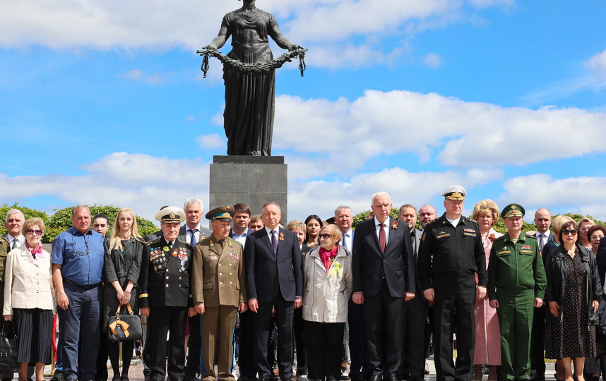 В Петербурге на Пискаревском кладбище почтили память защитников и жителей блокадного города. Фото gov.spb.ru