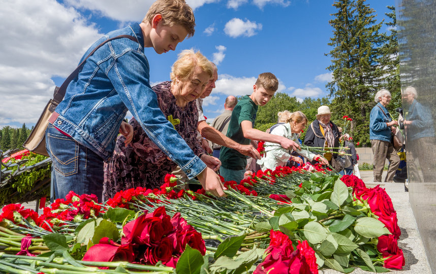 В Петербурге на Пискаревском кладбище почтили память защитников и жителей блокадного города. Фото gov.spb.ru