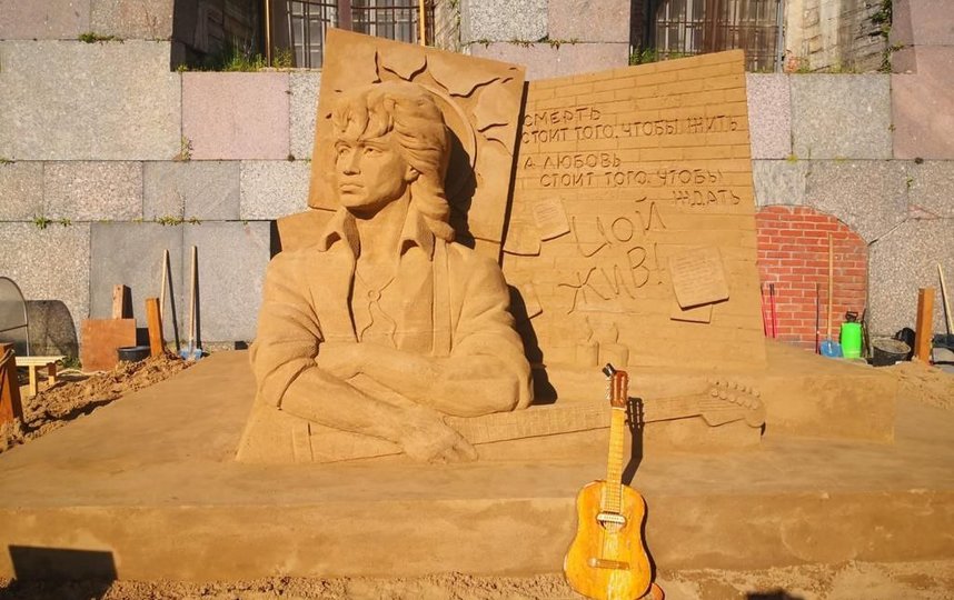 В этот день будет возможность увидеть, как автор песчаной композиции "Цой жив!" Теймур Абдулганиев добавляет последние штрихи к скульптуре, посвященной легендарному музыканту. Фото Предоставлено организаторами