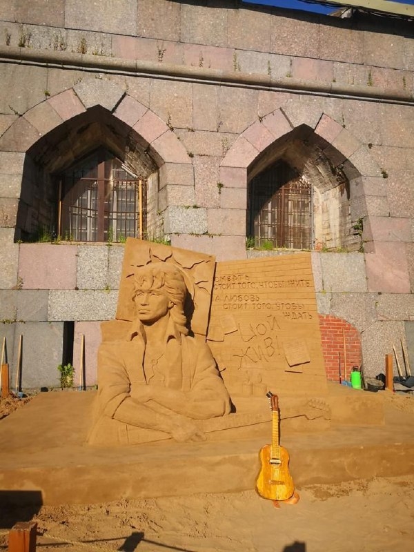 На Фестивале песчаных скульптур в Петербурге будет представлено изображение лидера рок-группы “Кино”. Фото Предоставлено организаторами