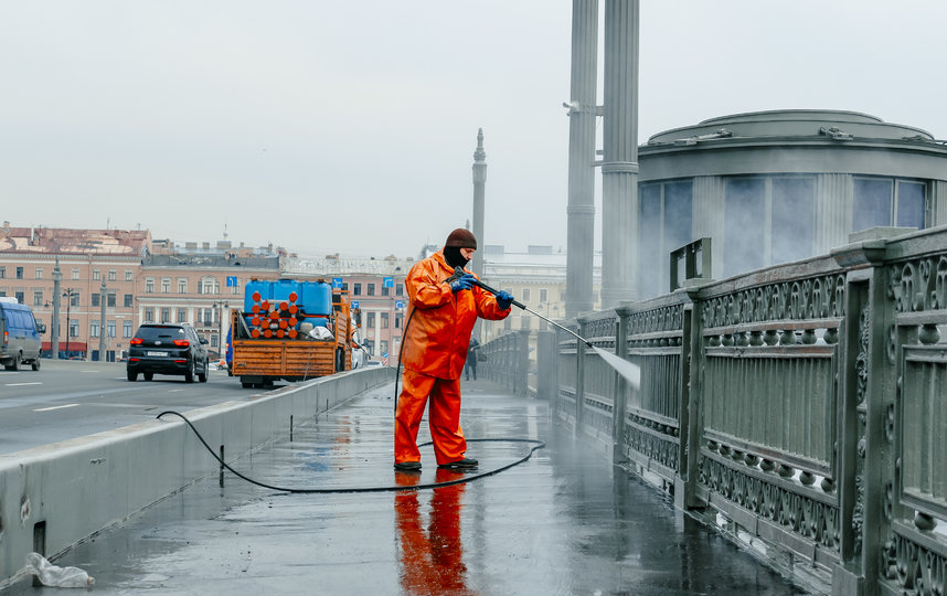 Петербург готовится к празднику «Алые паруса»: мосты и набережные моют по экологически безопасной технологии. Фото gov.spb.ru