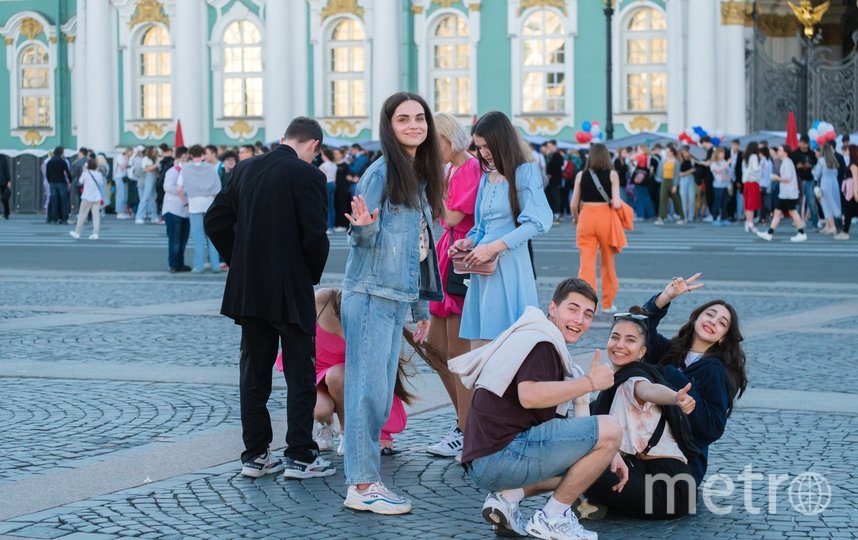 Более 65 тысяч выпускников посетили 24 июня петербургский праздник "Алые паруса". Фото Алена Бобрович, "Metro"