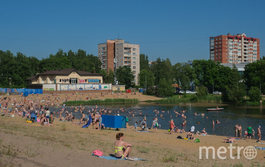 В эти по-летнему жаркие выходные на берегу и в воде было множество отдыхающих. Фото Алена Бобрович, "Metro"