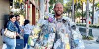 Американец ходит в мусорном костюме, чтобы привлечь внимание общественности к проблеме отходов