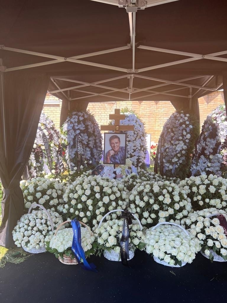Прах умершего от инфаркта Юрия Шатунова захоронили на Троекуровском кладбище в Москве. Фото vk.com/shatunov.yuriy