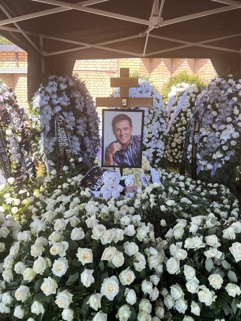 Прах умершего от инфаркта Юрия Шатунова захоронили на Троекуровском кладбище в Москве. Фото vk.com/shatunov.yuriy